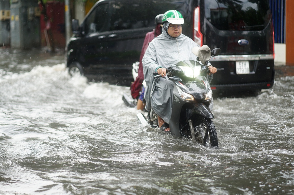 Mưa lớn gần 30 phút, khu nhà giàu TP.HCM hóa "sông", người dân chật vật di chuyển