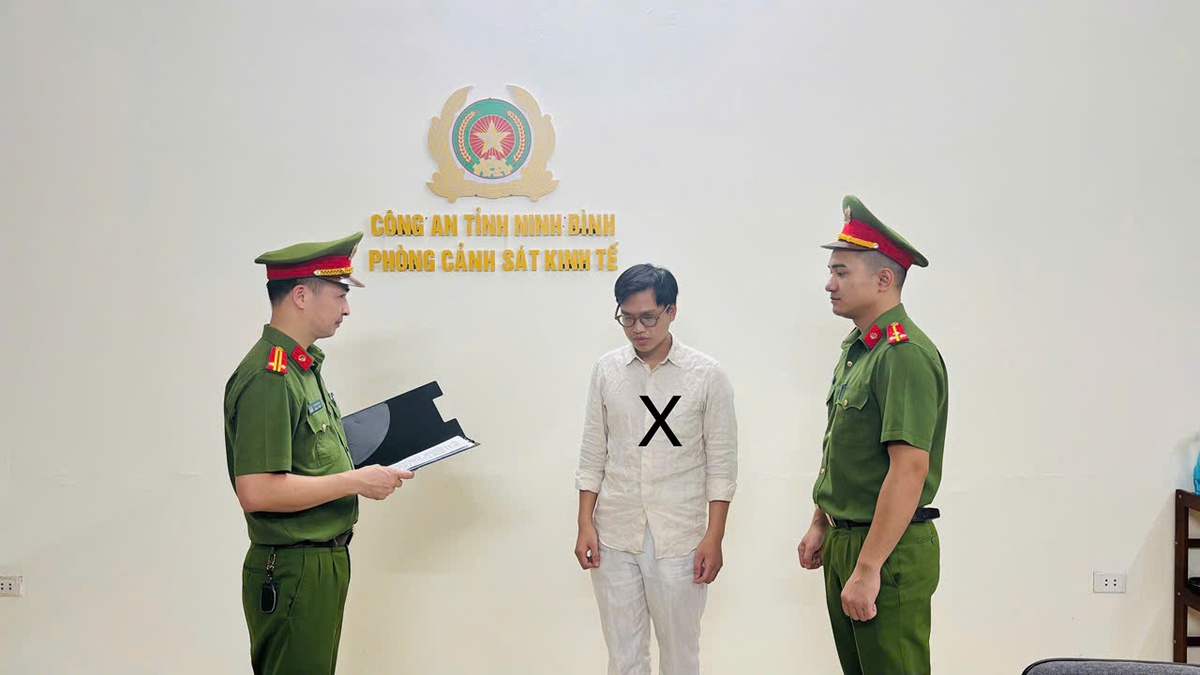 Quyết định khởi tố ông chủ shop giày dép Mai Xuân Chiến