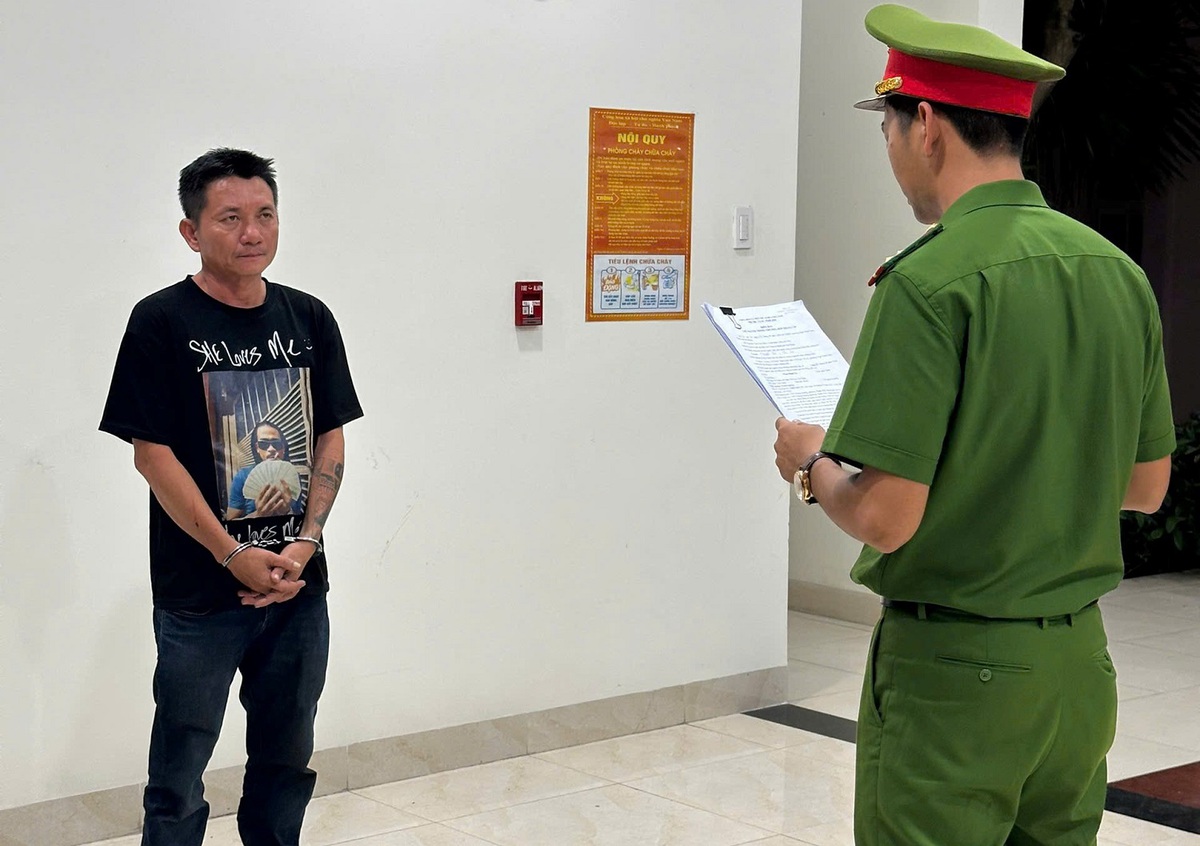 Tạm giữ người lái xe bán tải tông vào quán dê, gây náo loạn nhiều tuyến đường ở Đà Nẵng