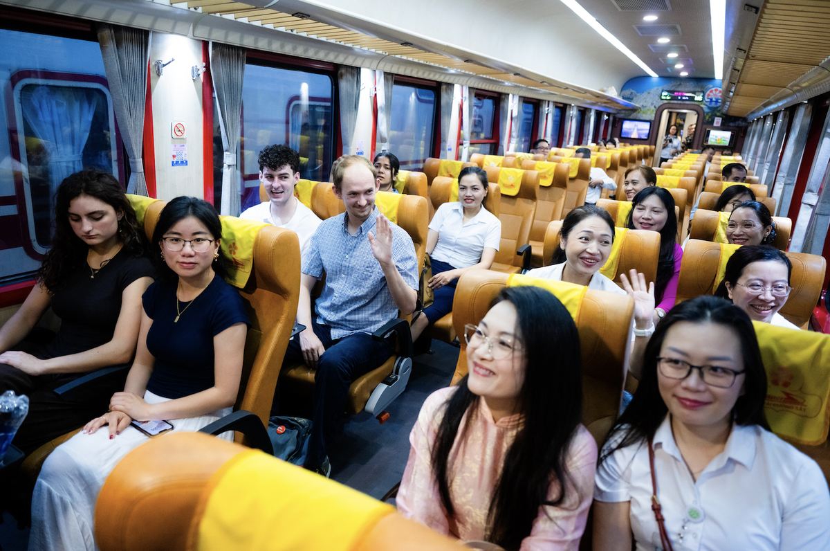 Điều đặc biệt diễn ra sáng nay: Chuyến tàu đầu tiên đưa bác sĩ từ Hà Nội đến Bệnh viện Bạch Mai cơ sở 2 làm việc