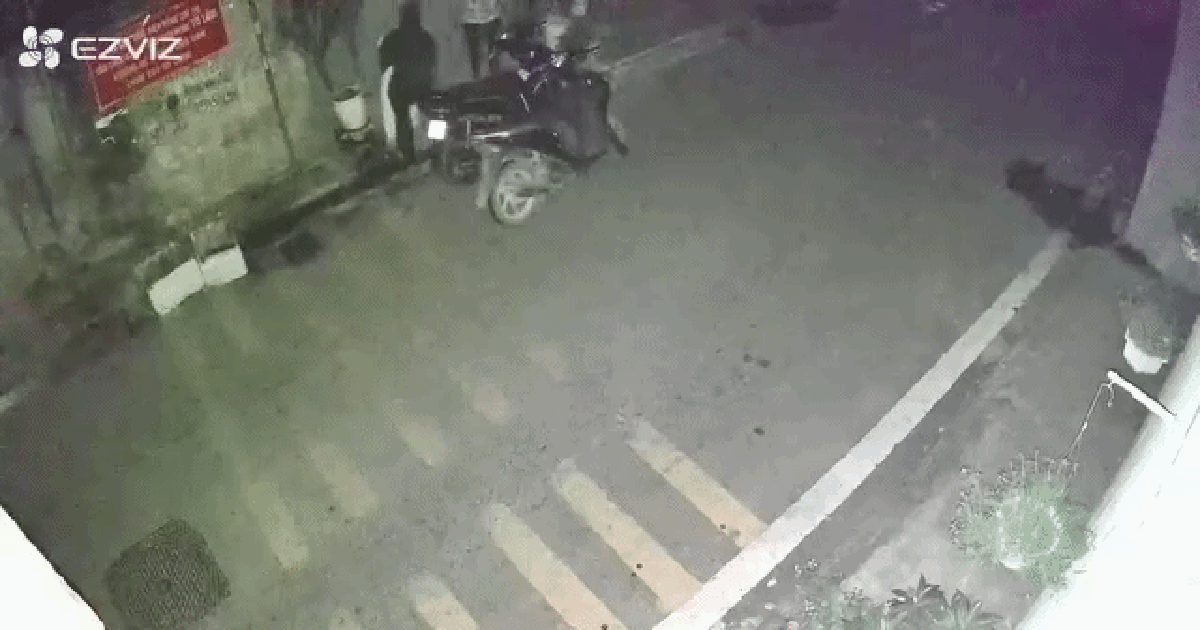 Hà Nội: Cô gái nghi bị 2 thanh niên sàm sỡ, tấn công trước cửa nhà, phải khâu 6 mũi sau 1 câu hỏi