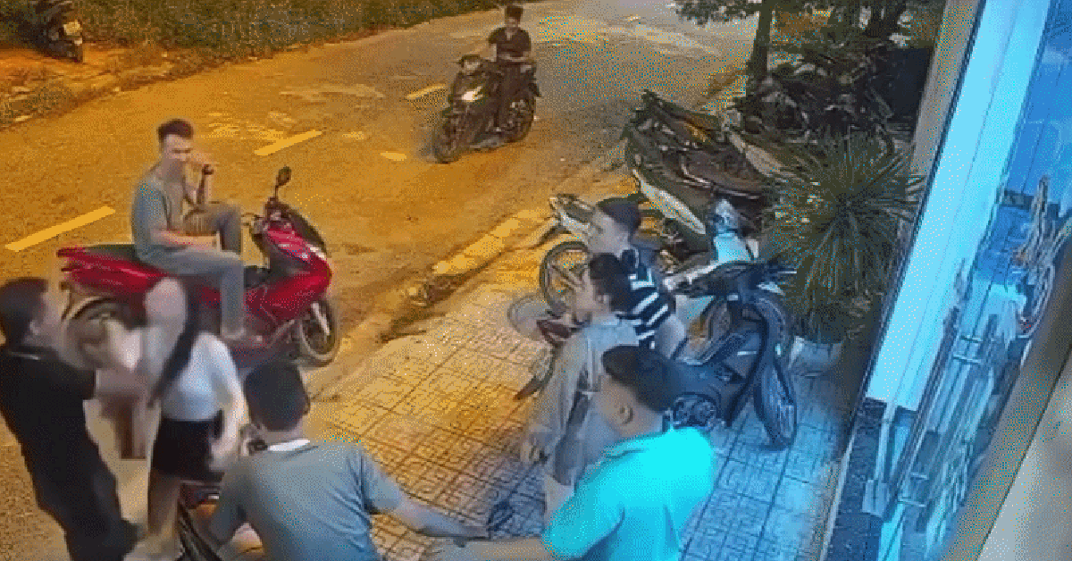 Kéo tay nhưng bị phản ứng, người đàn ông tát cô gái trước cửa quán karaoke ở Ninh Bình: Công an vào cuộc