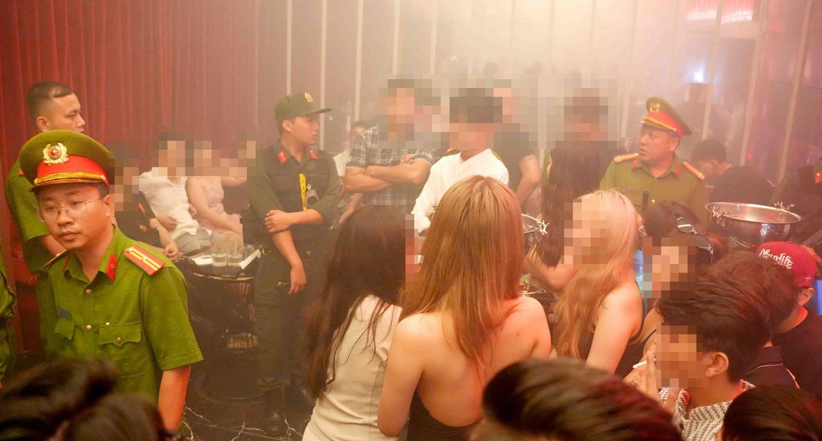 Kiểm tra quán cafe & cocktail Chaos, phát hiện 2 khách dương tính với ma túy