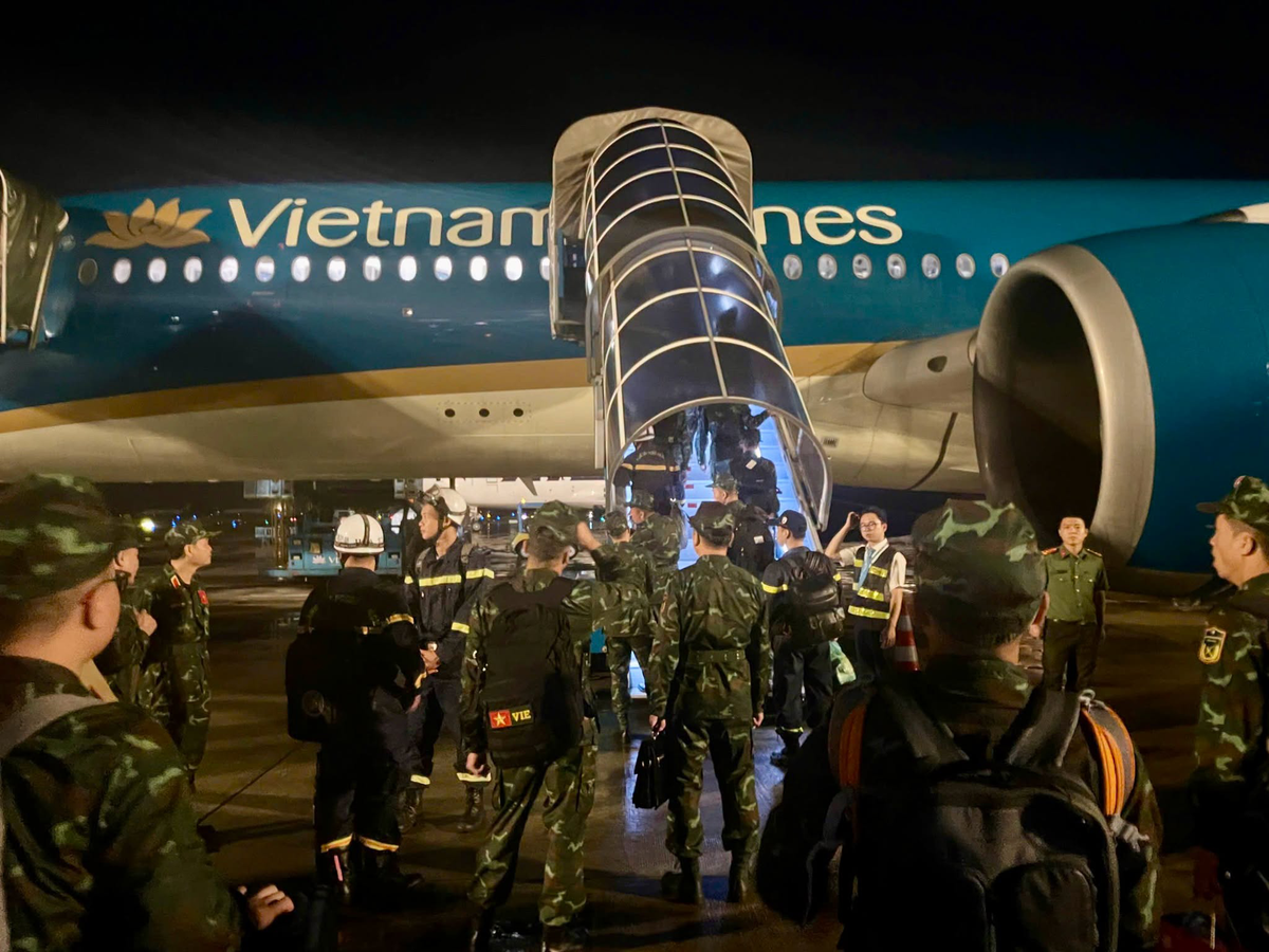 Bên trong chuyến bay đặc biệt mang số hiệu VN66 của Vietnam Airlines đưa lực lượng cứu trợ, hàng hóa tới Venezuela trong đêm