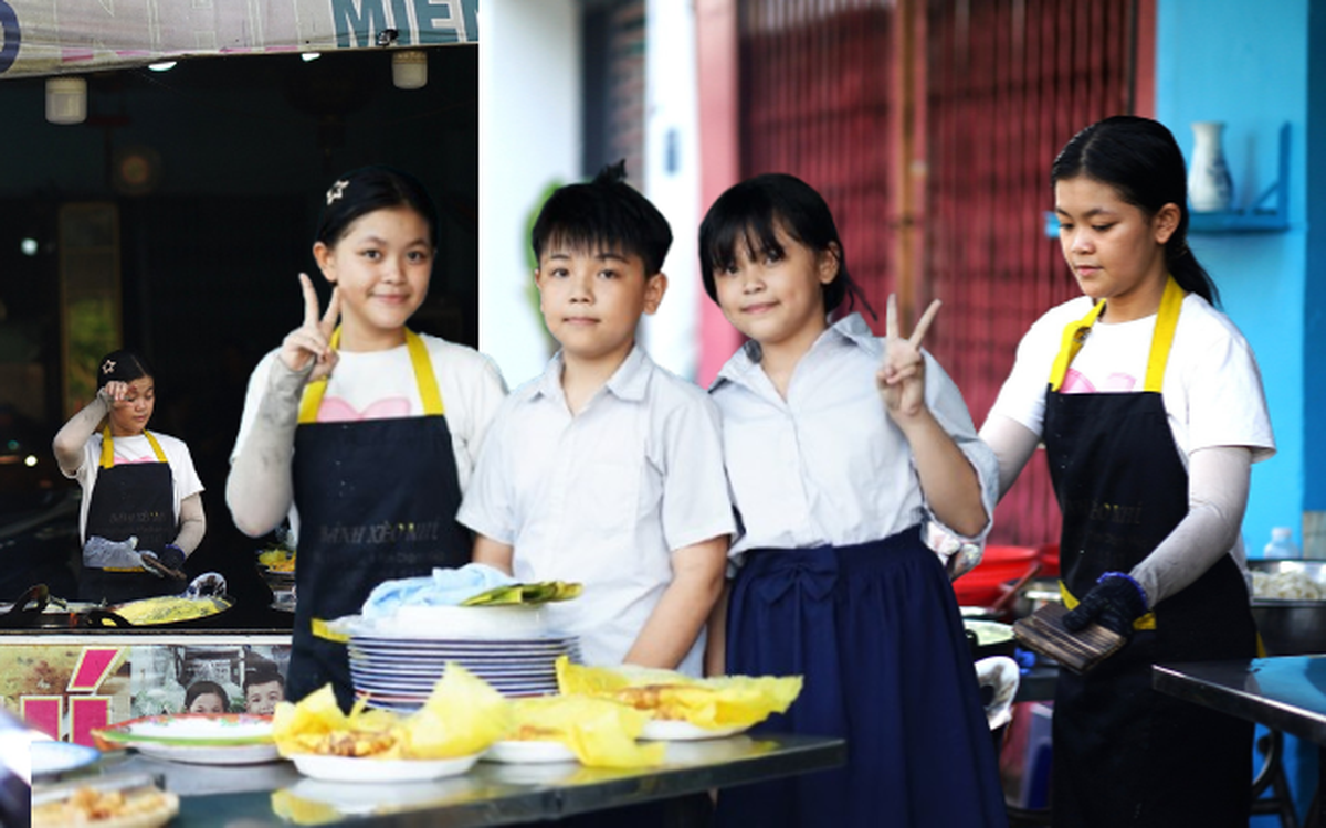 Cô bé nghỉ học từ lớp 6 để bán bánh xèo, nhường 2 đứa em đến trường: Chỉ mong một ngày xây được căn nhà cho ông bà