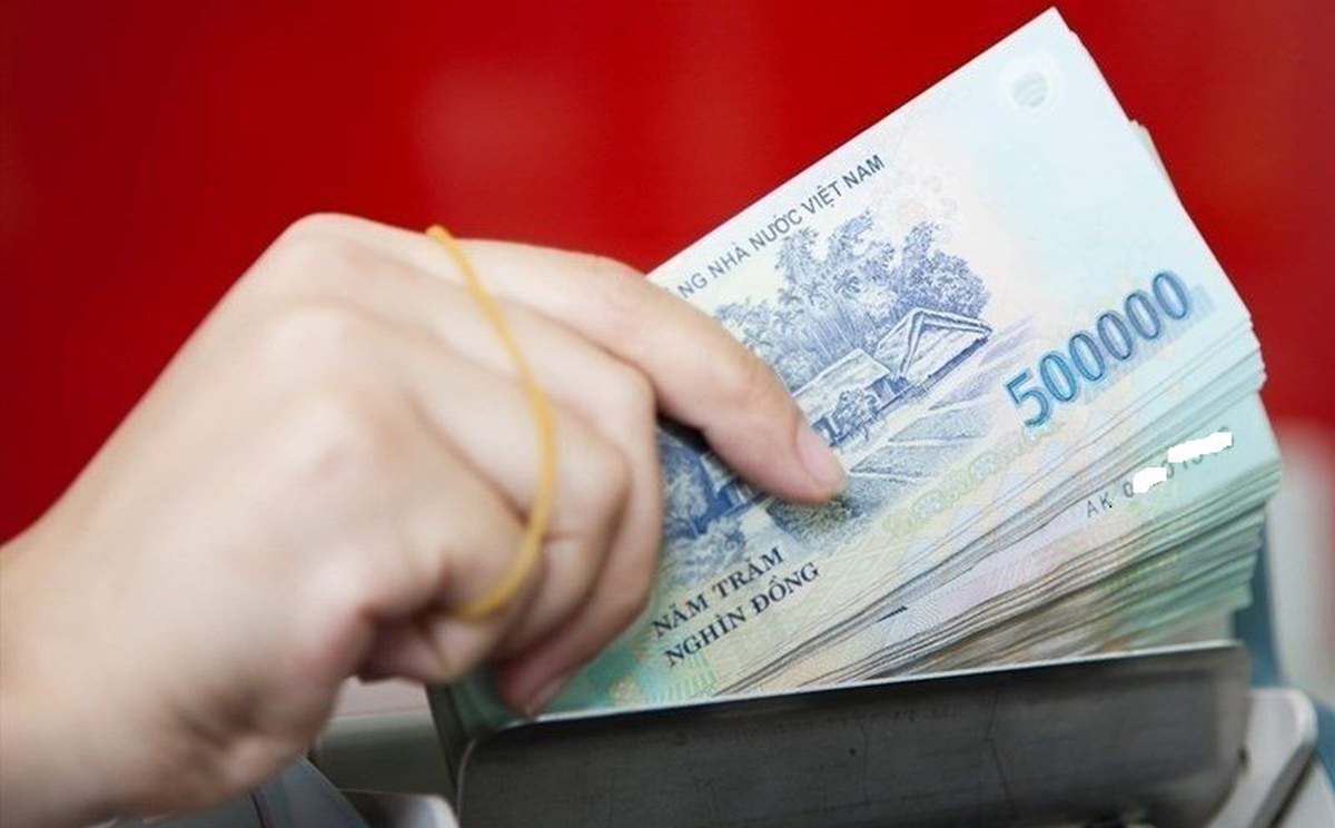 Nhân viên vệ sinh môi trường đang làm việc thì phát hiện cọc tiền mặt 500k, trị giá 37,5 triệu đồng nằm chơ vơ, công an vào cuộc truy tìm chủ nhân