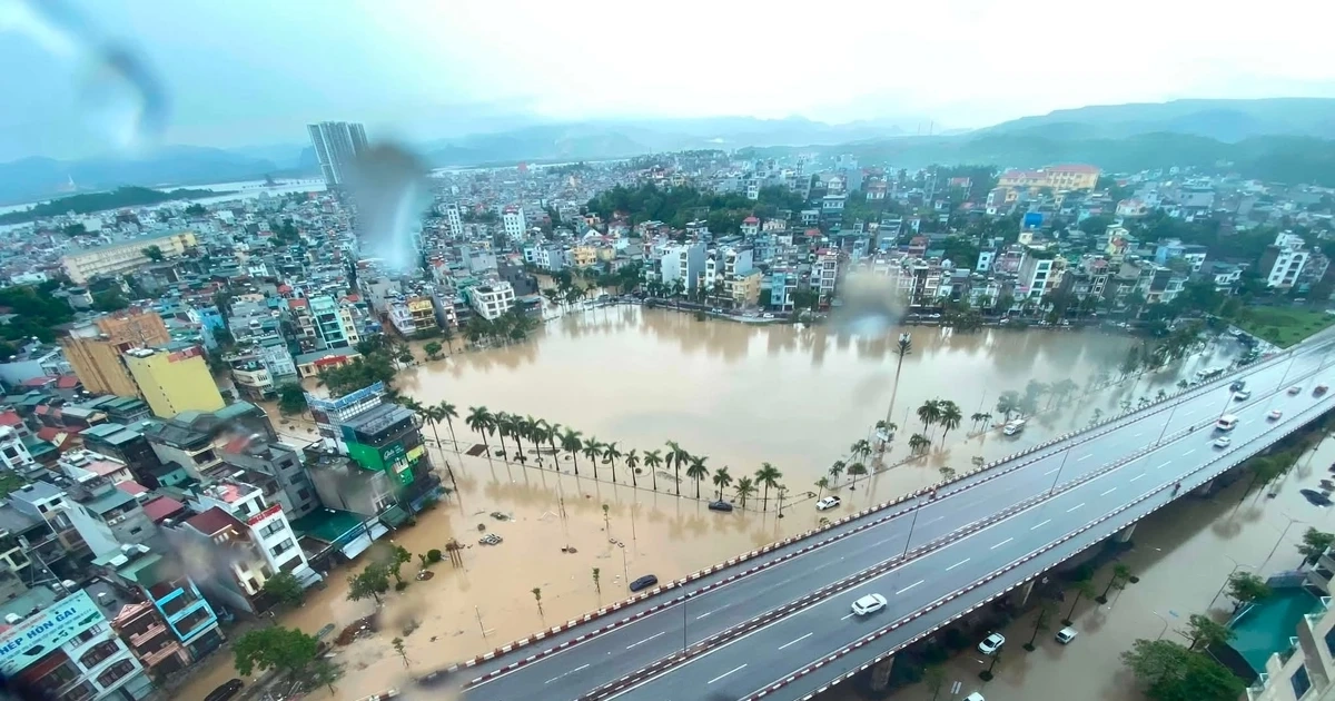 Mưa lớn, người dân Quảng Ninh bì bõm chạy lũ trong đêm
