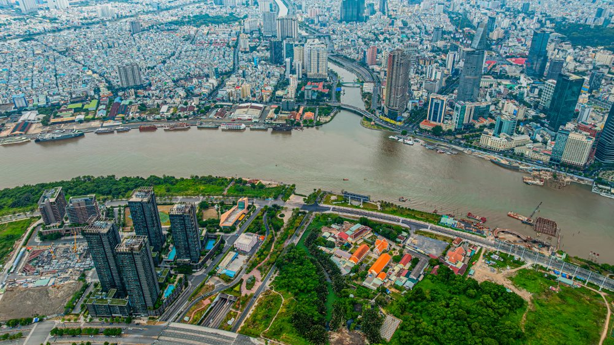 Khối bê tông hơn 100.000 tấn được dìm sâu 27m dưới lòng sông, tiếng "rầm" vang lên sau đó tạo nên kỳ tích lớn nhất Đông Nam Á