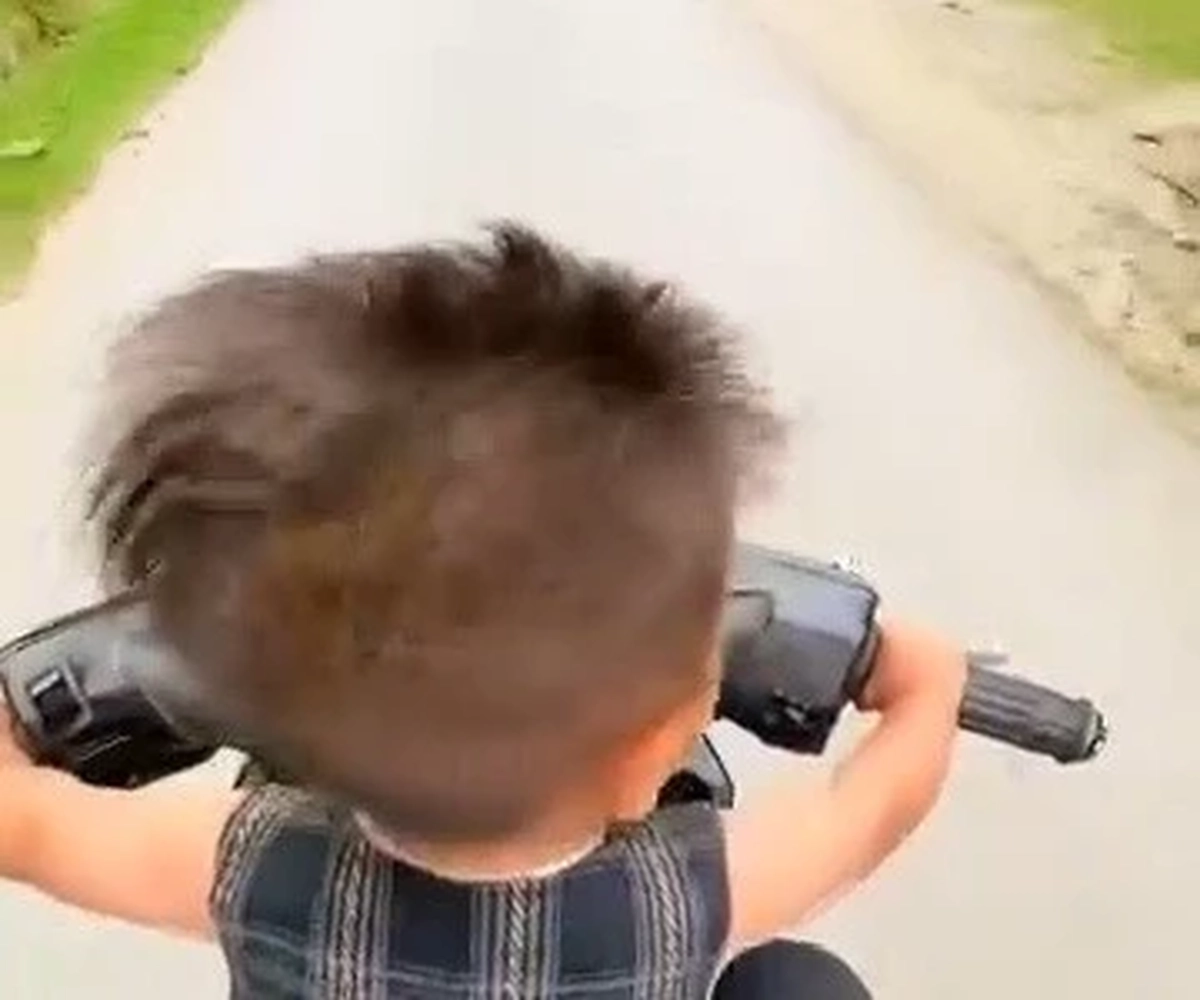 Triệu tập thanh niên thả hai tay, để cháu bé hơn 1 tuổi cầm lái xe máy khi đổ đèo