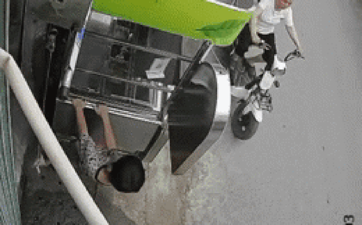 Vừa mở cửa hàng được 16 ngày, con trai đu quầy vỡ tan tành: Mẹ dọn tới 12 giờ đêm, con sợ sang hàng xóm