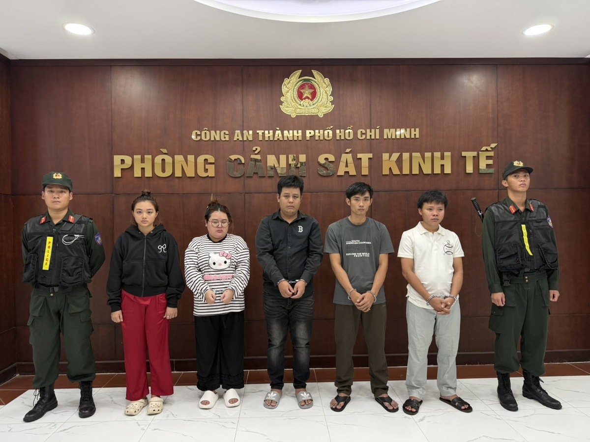 Triệt phá xưởng sản xuất hơn 23.000 đôi dép giả Nike, Adidas, Gucci tại TP.HCM