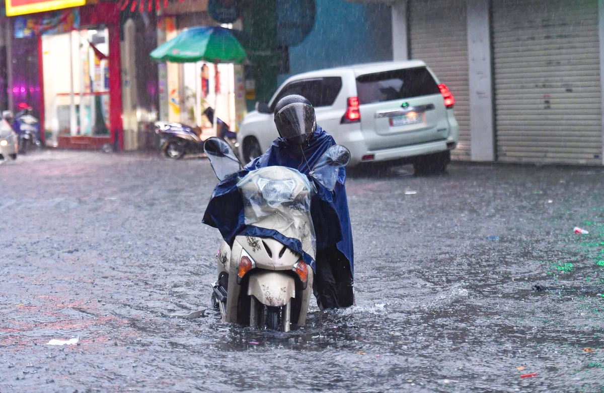 Dự báo thời tiết 8/6: Bắc Bộ đón không khí lạnh kết thúc nắng nóng, trời mưa lớn