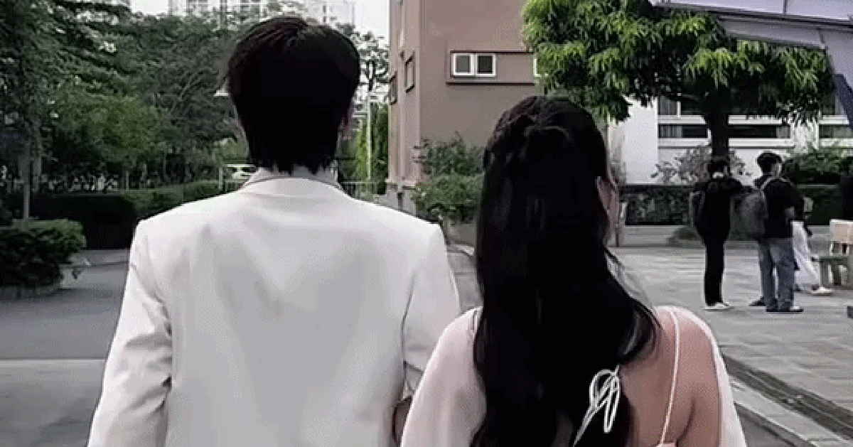 Đóng phim nào cũng quê mùa kém sắc, ngoài đời đẹp điên đảo