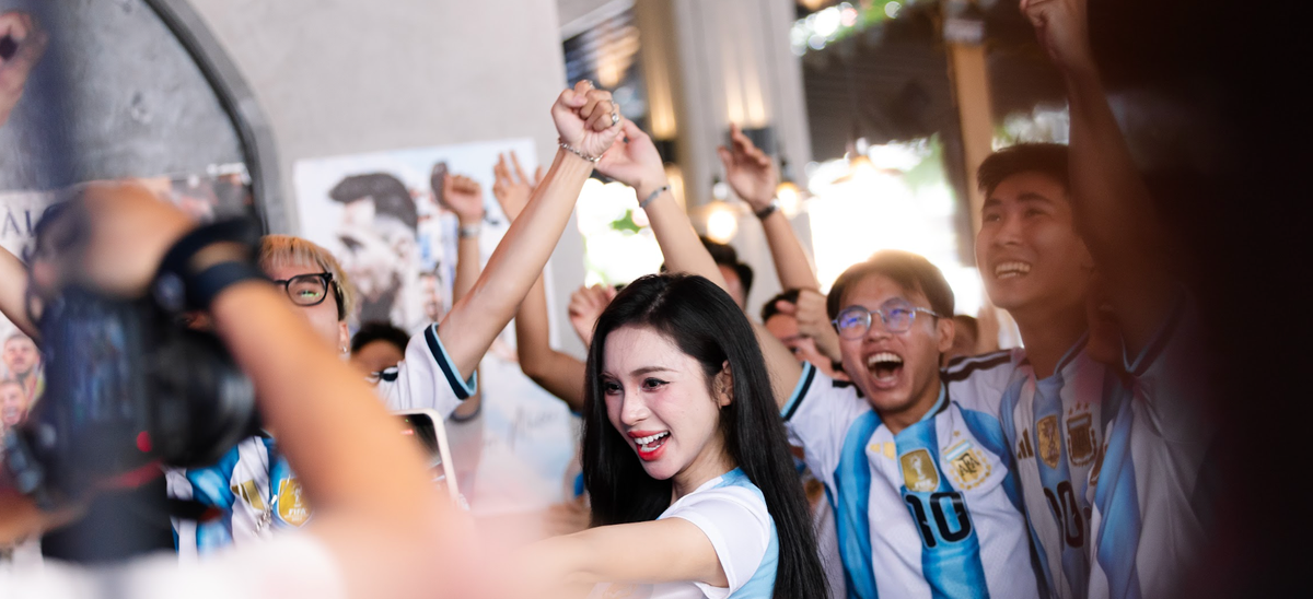 Hàng trăm fan Argentina phủ kín quán cà phê Hà Nội và TP.HCM, vỡ òa khi Messi góp công vào bàn mở tỷ số