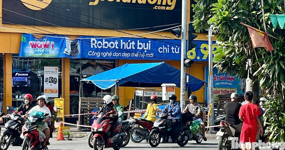Nhiều vết máu kéo dài tại hiện trường vụ người đàn ông bị sát hại ở TPHCM