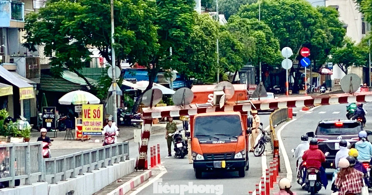 Xe tải mắc kẹt dưới thanh giới hạn của hầm chui trăm tỷ ở TPHCM
