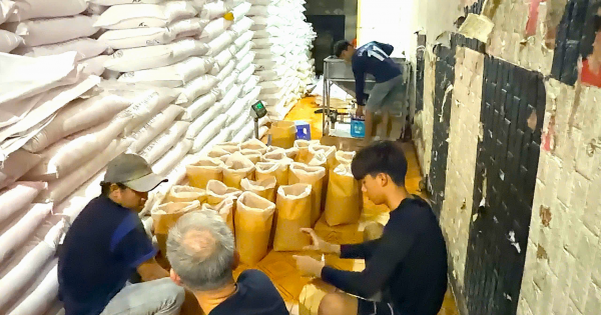Bắt quả tang 10 người trong kho hàng, thu giữ gần 70 tấn hàng cùng máy móc và con dấu vuông