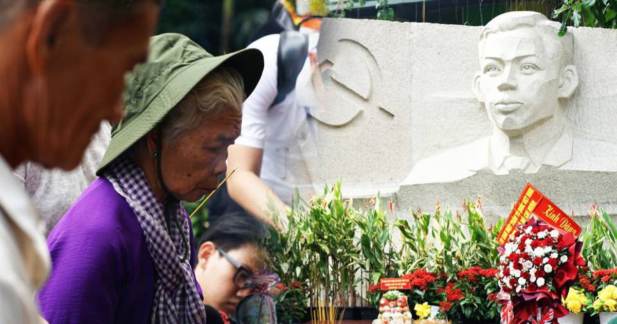Người thương liệt sĩ Huỳnh Văn Quên cùng gia đình thắp nhang ở Công viên Lê Thị Riêng, ngóng chờ kết quả giám định ADN sau gần 60 năm