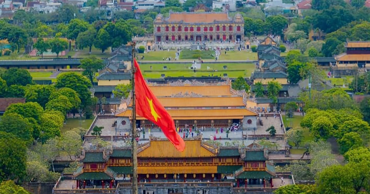 Dừng tham quan di tích Huế với du khách mặc phản cảm, bay flycam trái phép