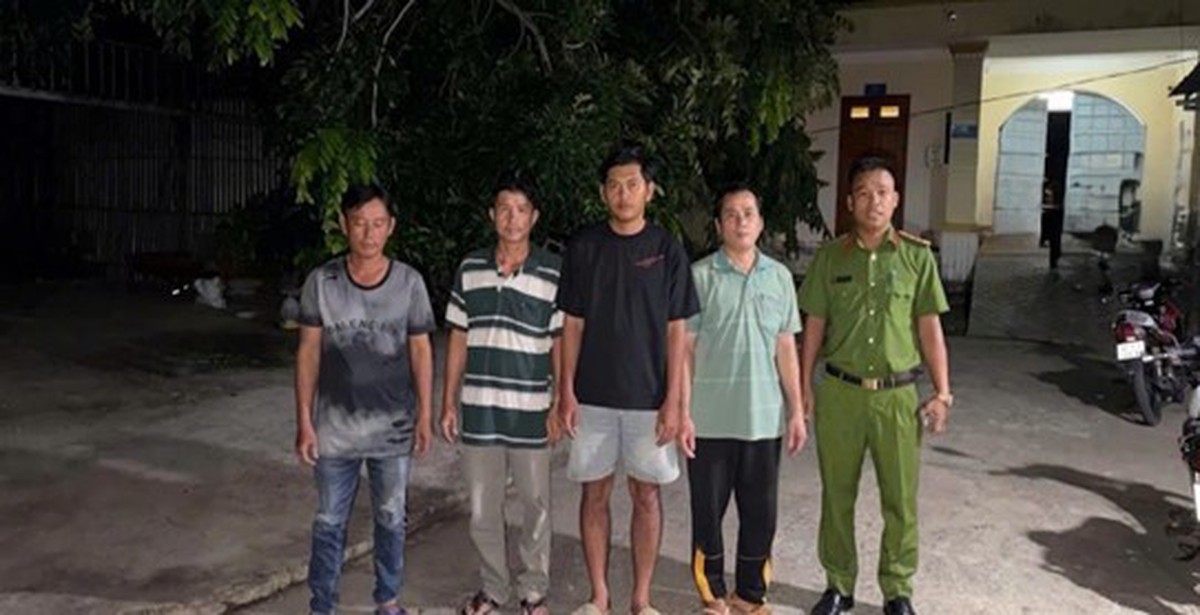 Công an điều tra tổng giao dịch chuyển khoản 26.700.000 đồng tại một quán cà phê, 4 người đàn ông bị bắt tạm giam