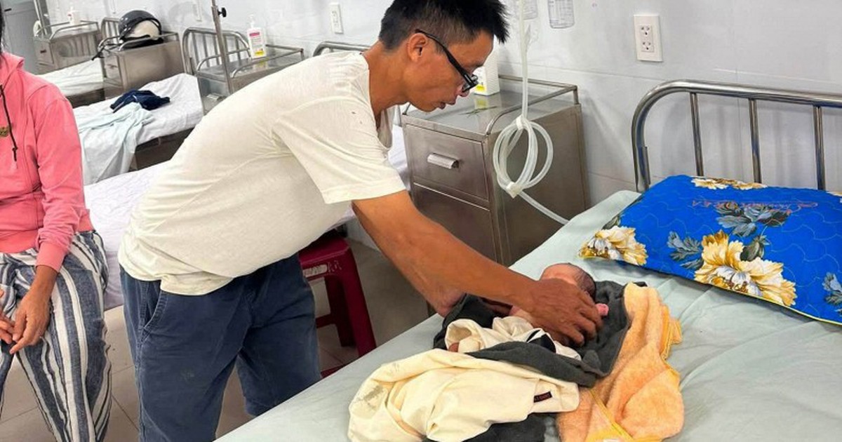 Cháu bé đi đá bóng phát hiện một trẻ sơ sinh nằm ở lề đường, công an phường đang xác minh nhân thân
