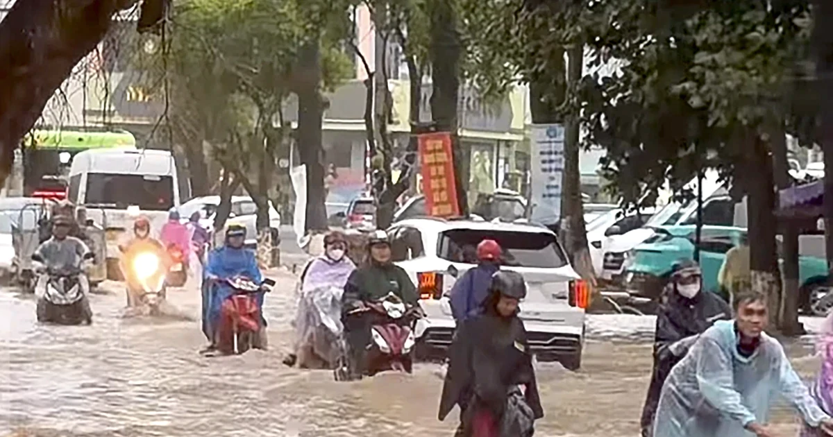 Mưa lớn kéo dài, nhiều tuyến đường ở Phú Quốc ngập sâu