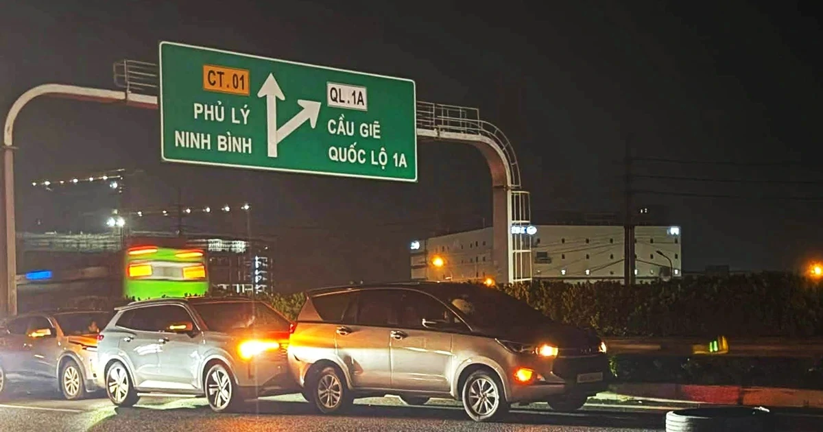 Vỏ lốp ô tô nằm giữa cao tốc, 3 phương tiện va chạm liên hoàn
