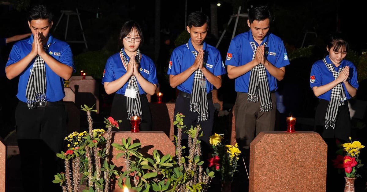 Xúc động hình ảnh nghìn người thắp nến tri ân các Anh hùng liệt sĩ tại TP.HCM