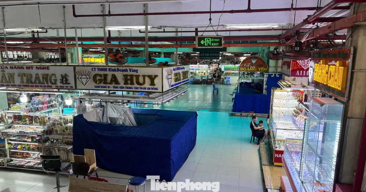 Ngỡ ngàng loạt tiệm vàng, kim cương "trùm mền" giữa chợ