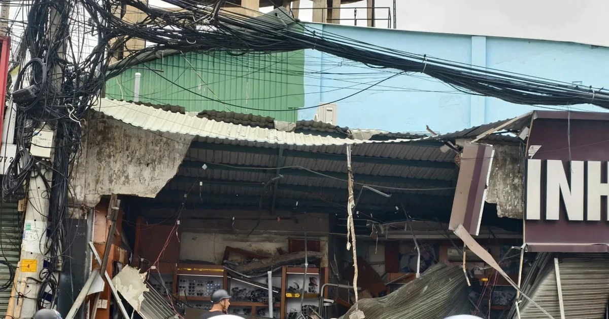 Xe ben tông sập cửa hàng ở TPHCM, cả gia đình nhập viện