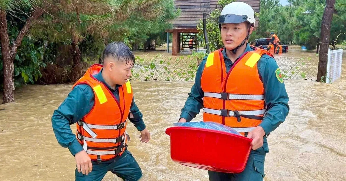 Mưa lớn xuyên đêm, nhiều nhà ở Bảo Lộc ngập sâu, khẩn trương di dời dân