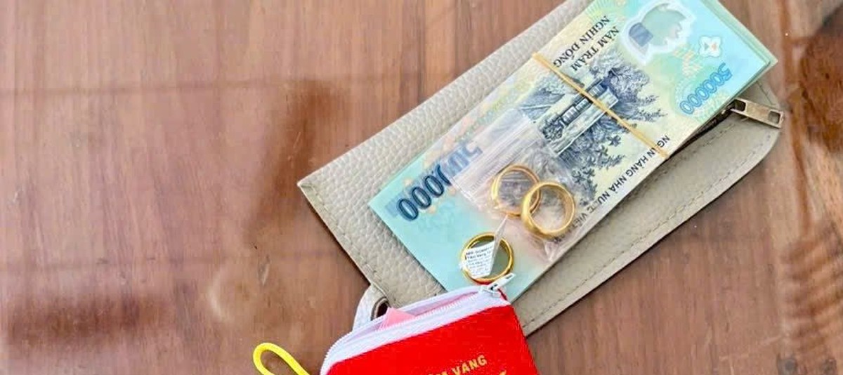 Phát hiện cọc tiền 500.000 đồng và gần 10 chỉ vàng 24K nằm chơ vơ gần đống rác, công an lập tức xác minh