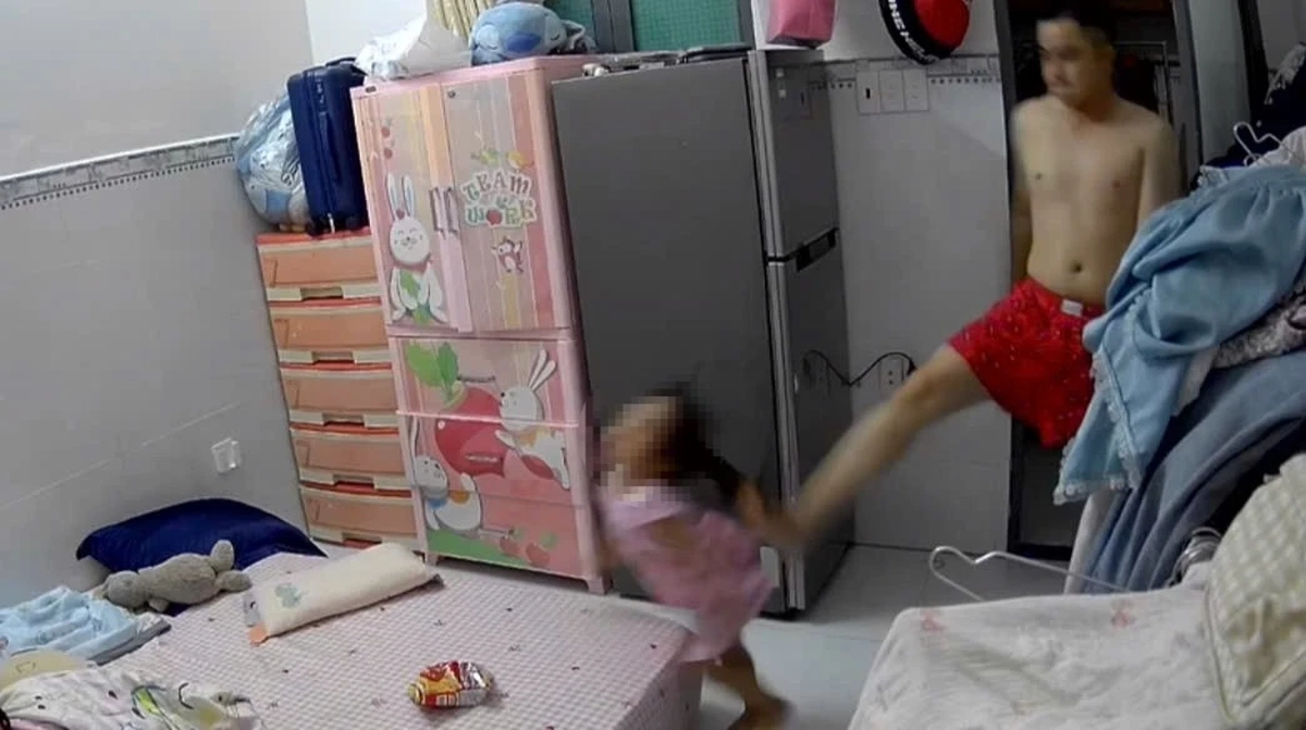 [Clip] Bé gái 3 tuổi ở TPHCM bị chồng hờ của mẹ đánh đập, bóp cổ gây phẫn nộ