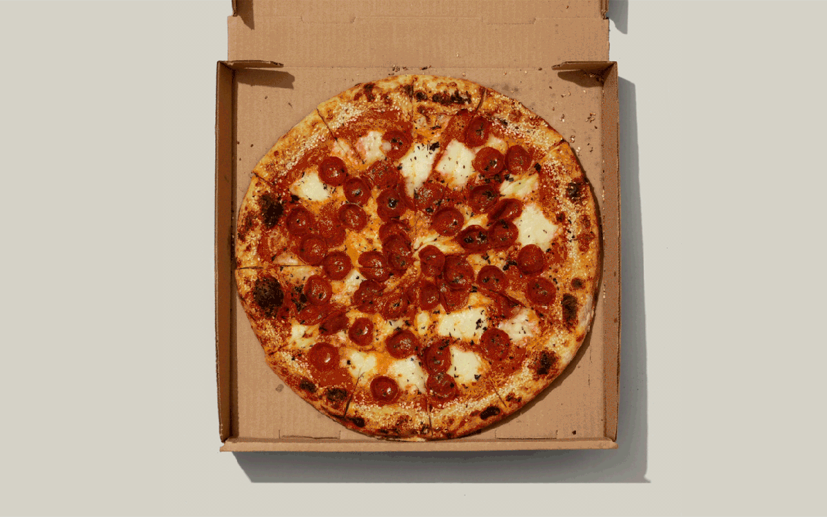 Vì sao bánh pizza hình tròn lại được đựng trong hộp vuông và cắt thành hình tam giác?