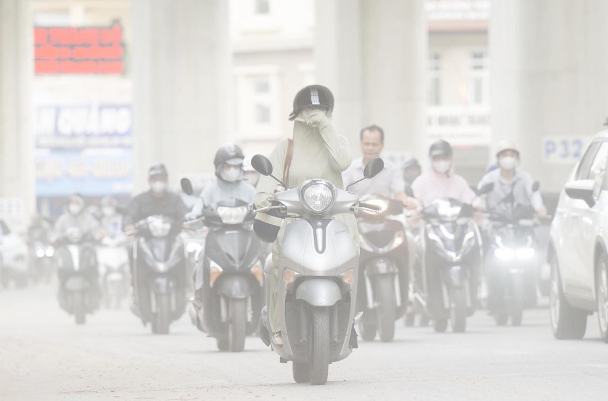 Bụi đất bủa vây đường Cầu Giấy, người dân Hà Nội khốn khổ vì ô nhiễm giữa công trường thi công