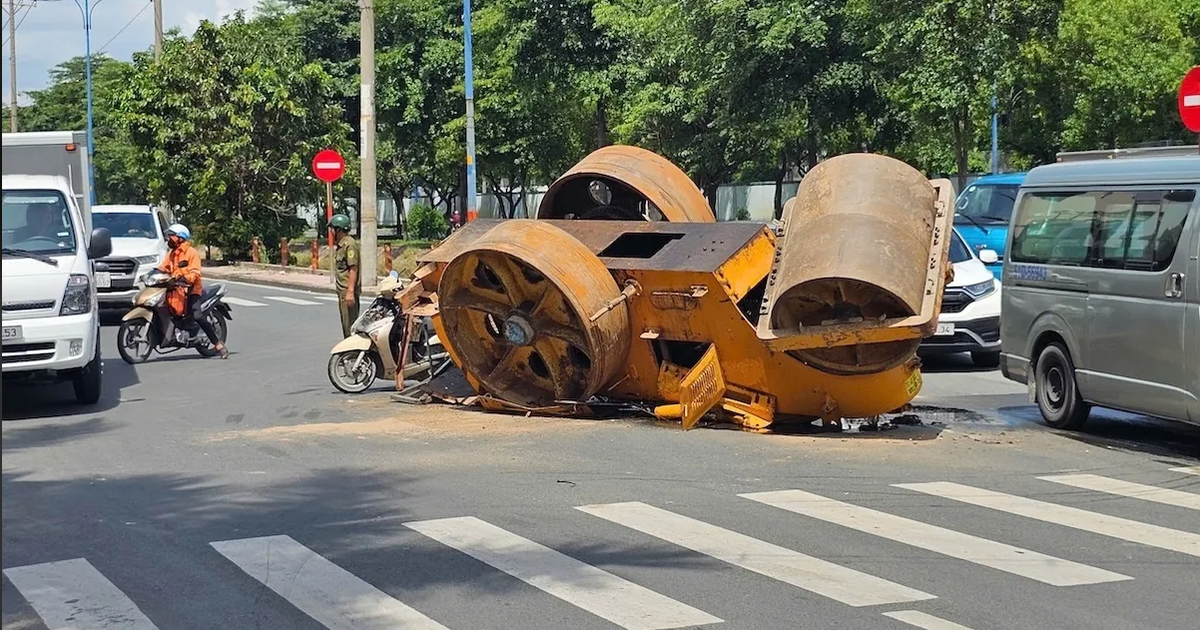 Xe lu lật ngửa giữa đường đông đúc ở TP.HCM, giao thông ùn ứ
