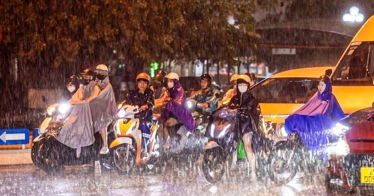 Hà Nội mưa dông giờ tan tầm và dự báo thời tiết 10 ngày tới