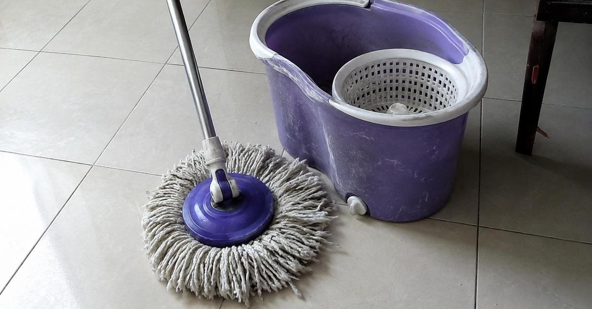 Vì sao ngày càng nhiều gia đình không còn dùng cây lau nhà vắt tay? 2 giải pháp làm sạch đang dần trở thành xu hướng