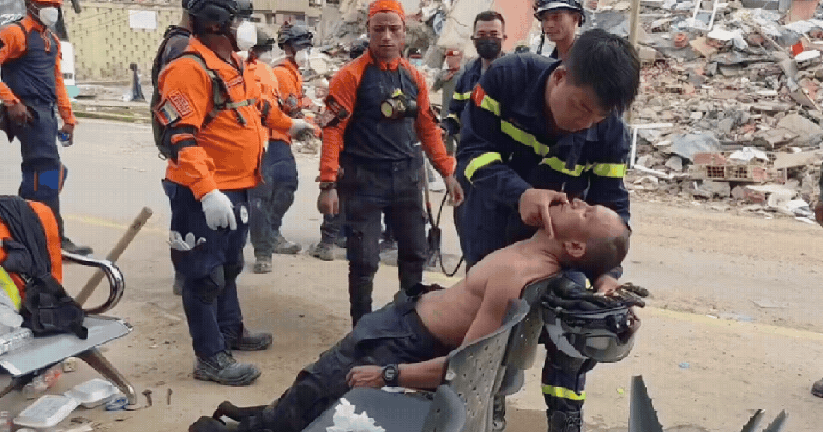 Khoảnh khắc chiến sĩ Việt Nam cứu nguy cho đồng đội nước bạn giữa hiện trường động đất Venezuela