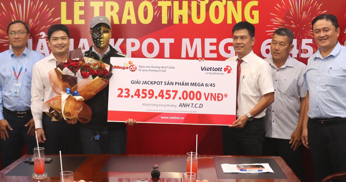 Đang uống cà phê thì phát hiện trúng Vietlott h...
