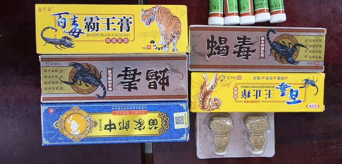 Công an kiểm tra 2 quầy hàng ở chợ phiên, thu giữ loạt sản phẩm lạ in chữ nước ngoài