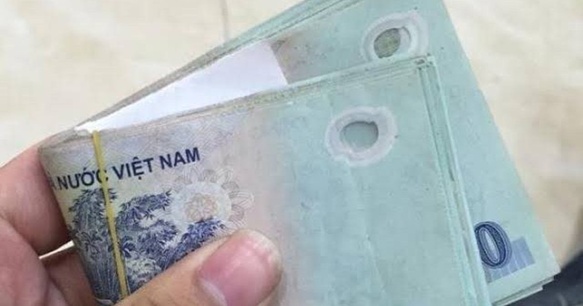 Công an điều tra cọc tiền mặt 50 triệu đồng nằm chỏng chơ bên đường, người đàn ông SN 1990 phải làm việc với cơ quan chức năng