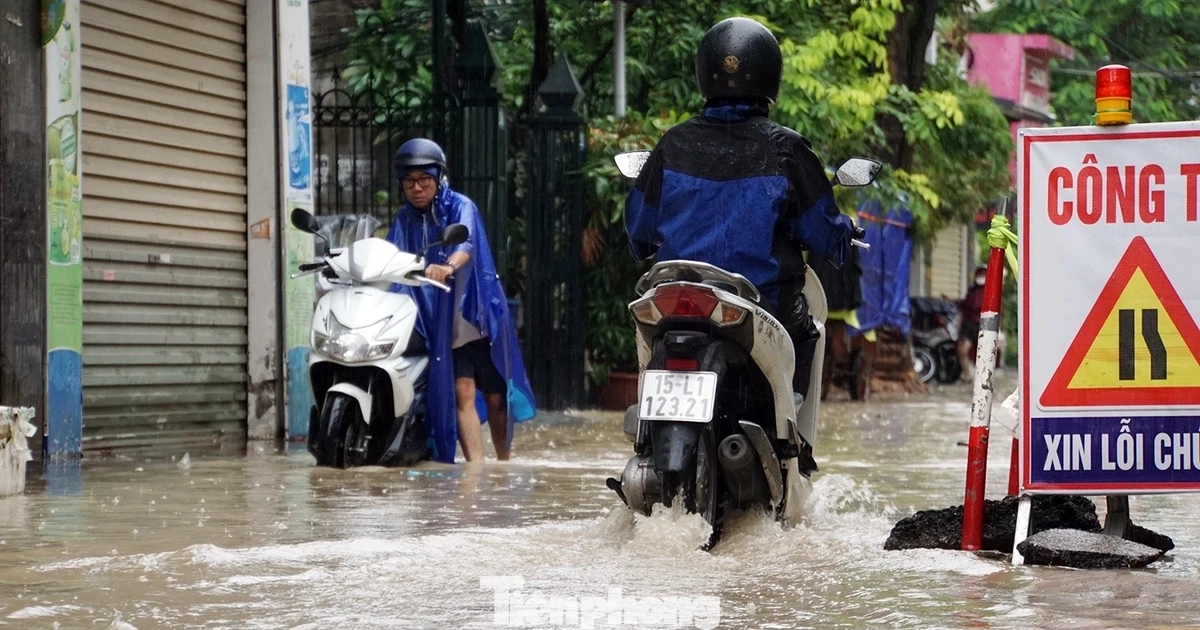 Mưa lớn kéo dài, gần 80 tuyến phố trung tâm Hải Phòng ngập sâu