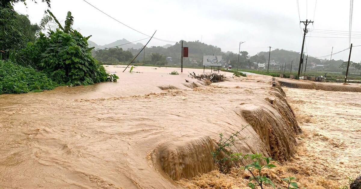 Mưa lớn gây ngập sâu ở Thái Nguyên, một bé trai bị lũ cuốn mất tích