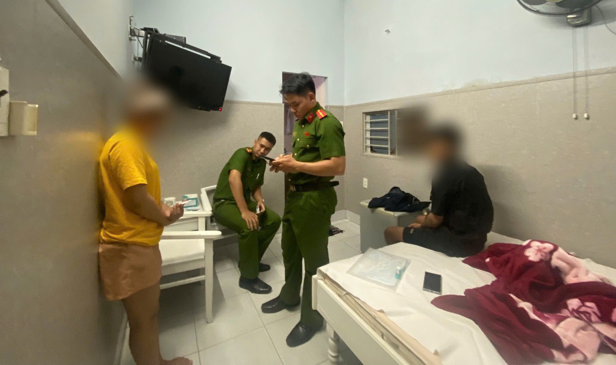 Hơn 50 cán bộ, chiến sĩ đồng loạt ra quân lúc rạng sáng, kiểm tra loạt cơ sở lưu trú, karaoke