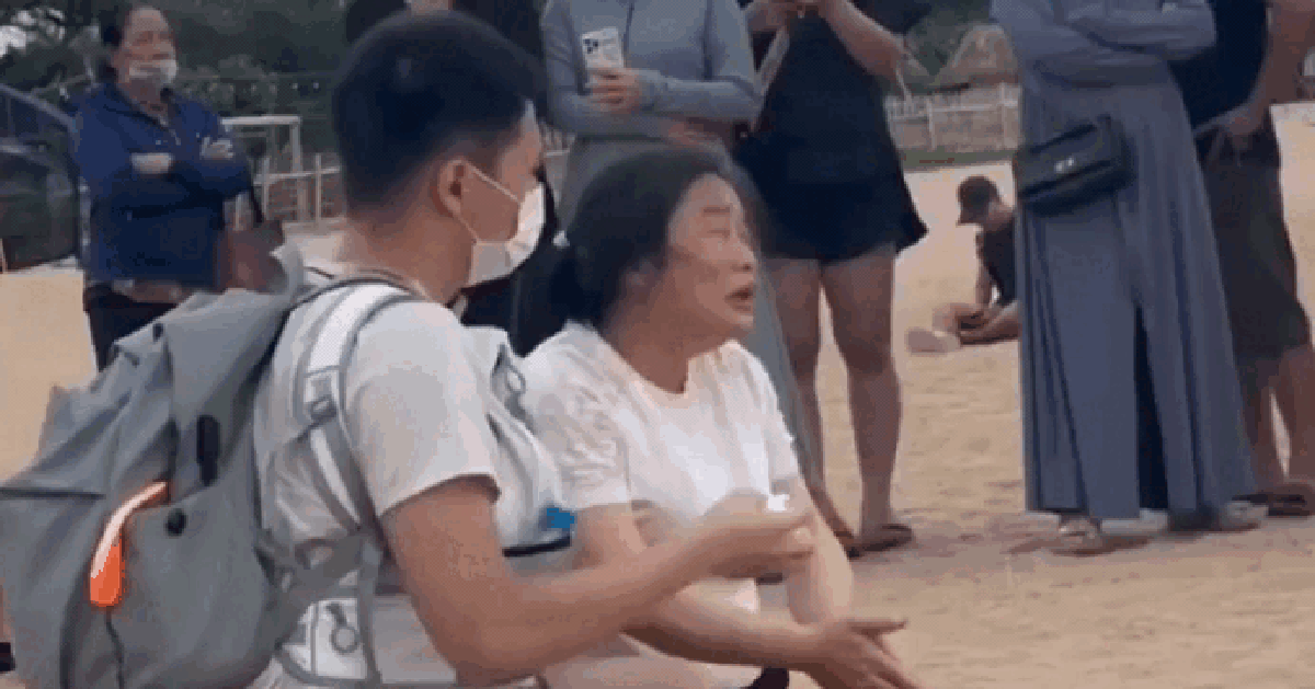 Cha mẹ người Trung Quốc khóc nghẹn tìm con trai bị sóng cuốn trôi ở Tuy Hòa