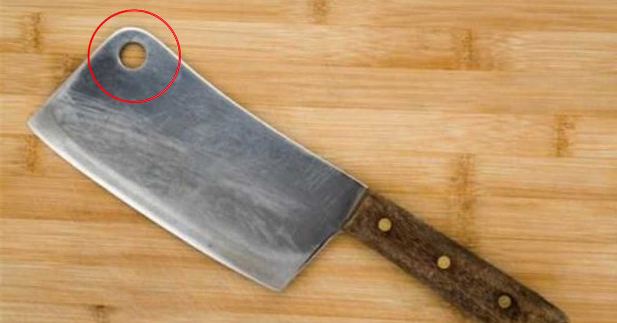 Скрытая польза круглого отверстия на кухонных ножах: от экономии места до облегчения веса