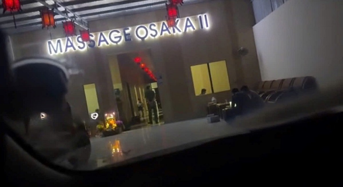 Một đêm kiểm tra 3 cơ sở massage, công an phát hiện 7 cặp nam nữ đang đang mua bán dâm