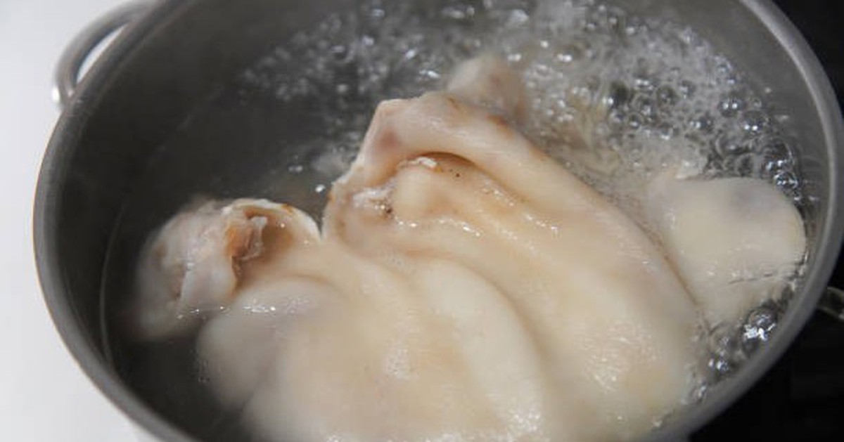 Vì sao nên cho thêm 1 thìa giấm vào nồi khi luộc tai heo? Nhiều người ước biết sớm hơn
