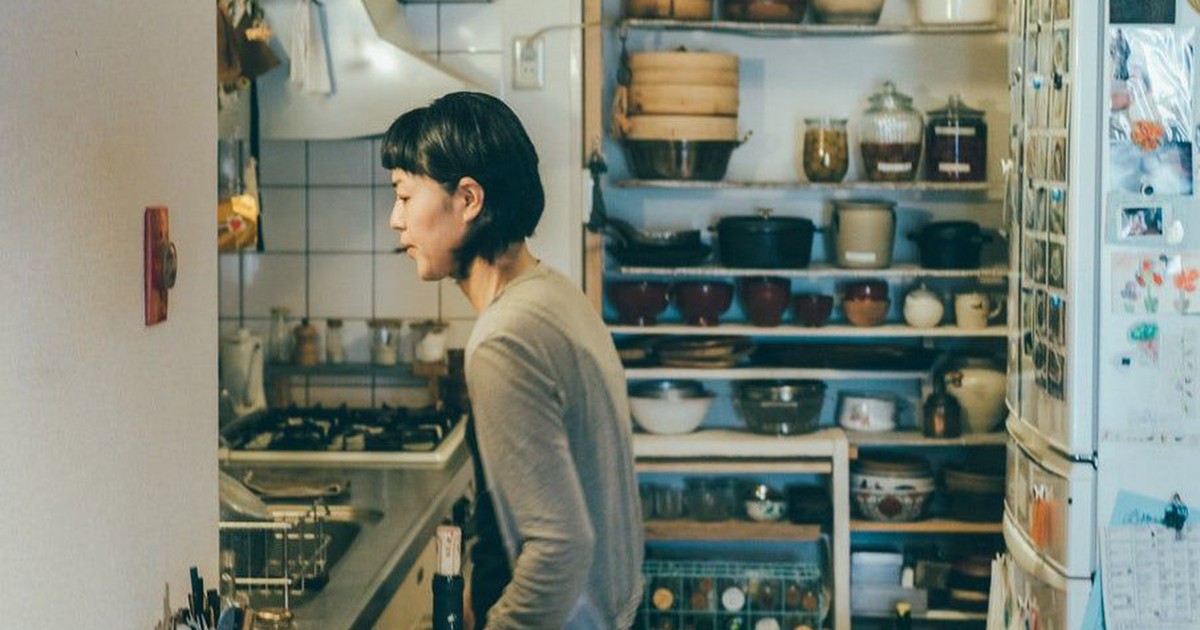Vì sao kệ bếp mở từng rất được ưa chuộng nhưng ngày càng nhiều gia đình dùng vài năm rồi muốn bỏ?